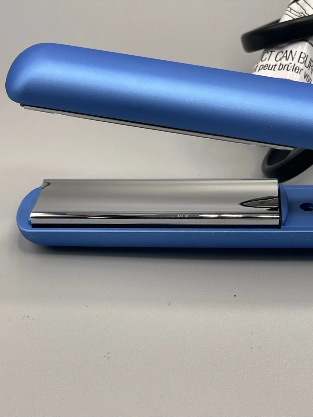 Get Salon quality results anywhere you go! This new lightweight flat iron combin